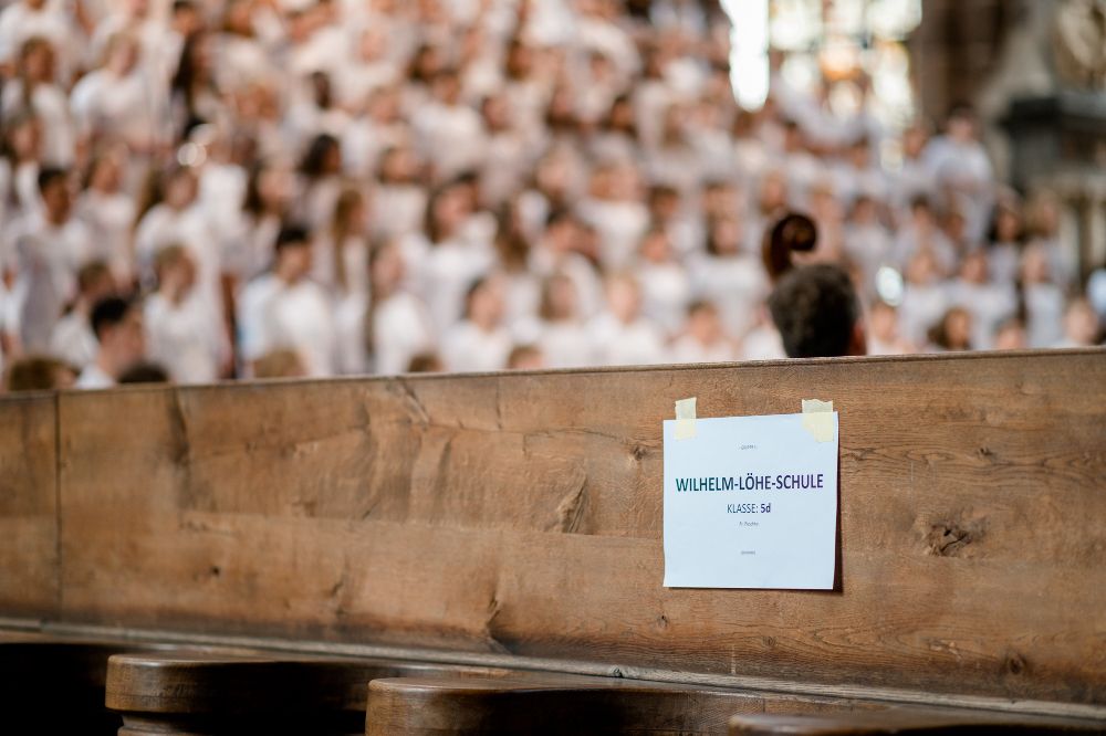 Rucksäcke in Kirchenbänke - Musikfest ION