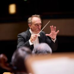 Roland Böer dirigiert die Staatsphilharmonie Nürnberg
