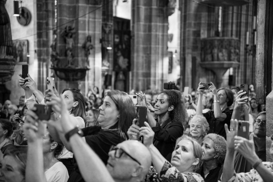 Schwarz-weiß Foto vom diversen Publikum während eines Konzerts beim Musikfest ION